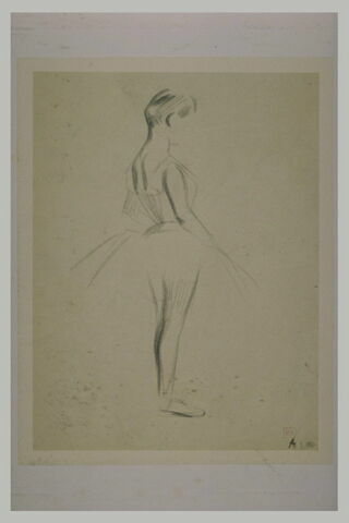 Danseuse, debout, de profil à droite, image 1/1