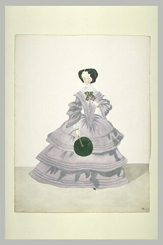 Femme debout, de face, vêtue d'une robe à crinoline mauve