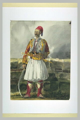 Grec vêtu d'une veste blanche à manches rouges tenant un sabre dans la main