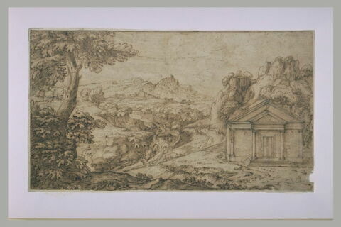 Vaste paysage montagneux, et construction précédée d'un fronton, image 2/2