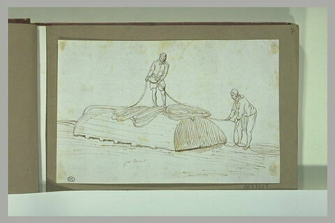 Deux hommes déroulant un cordage sur la quille d'une barque renversée, image 2/2