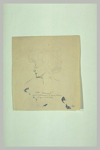 Tête de femme, de profil à gauche, cheveux bouffant en chignon, image 1/1