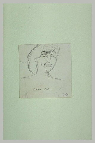 Femme vue en buste, de trois quarts, souriant, image 1/1