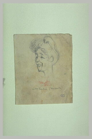 Tête de femme, de trois quarts vers la gauche, souriant, cheveux en chignon