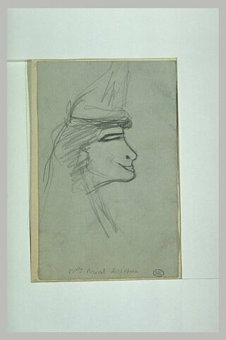 Tête de femme, de profil à droite, coiffée d'un casque, menton avançant, image 1/1