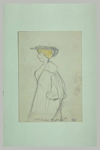 Mm Lucien Mahfeld, à mi-jambes, de profil gauche, coiffée d'un chapeau plat