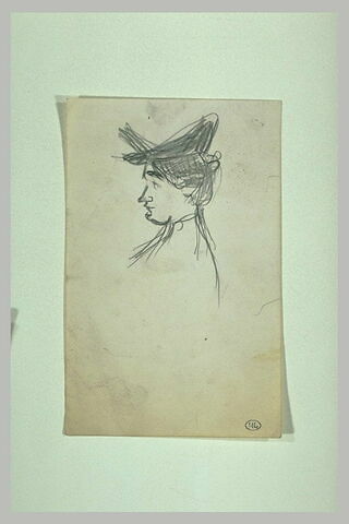 Tête de femme, de profil à gauche, menton en galoche, chapeau noir