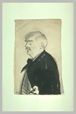 Homme portant une veste noire, vu à mi-corps, image 1/1