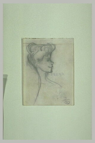 Tête de femme, de profil à droite, avec un long cou, cheveux relevés, image 1/1