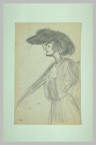 Femme vue à mi-jambes, de profil à gauche, coiffée d'un grand chapeau noir, image 1/1