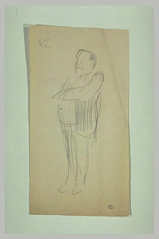 Homme debout, tourné vers la gauche, image 1/1