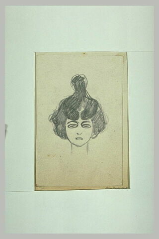 Tête de femme, de face, cheveux noirs remontés sur le haut de la tête, image 1/1