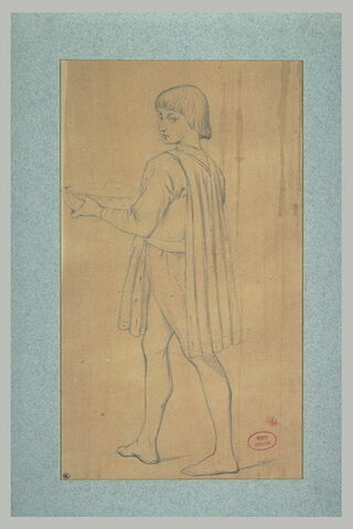 Jeune garçon en costume médiéval portant un plat