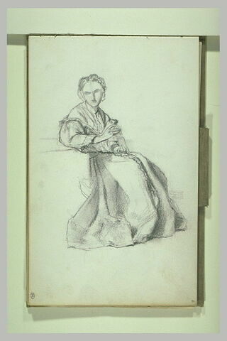 Femme assise, le corps tourné vers la droite et la tête à gauche, image 1/1