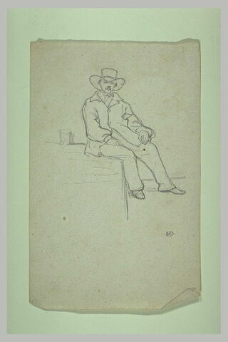 Un homme assis, coiffé d'un chapeau