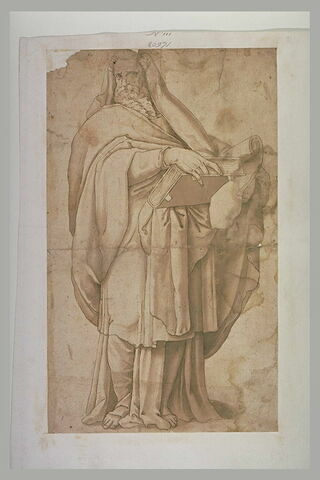 Un apôtre debout tenant un livre et un rouleau de papier