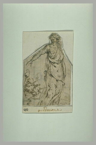 Une femme debout le bras droit étendu, image 1/1