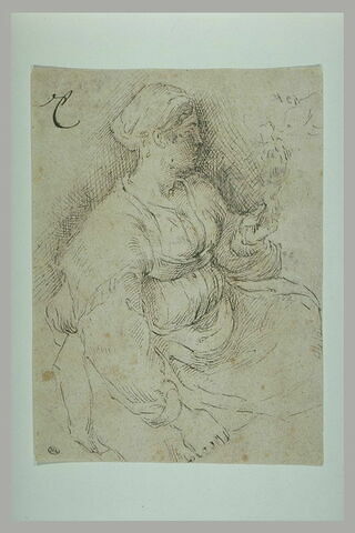 Femme assise, tenant un objet dans la main gauche, image 2/2