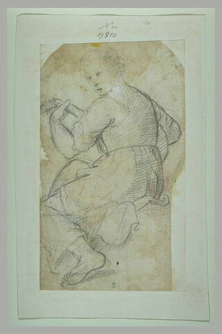 Jeune femme assise jouant de la guitare, image 1/1