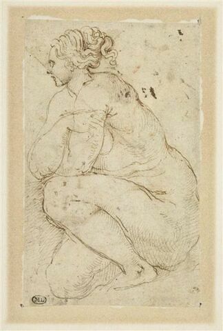 Une femme nue accroupie, les bras croisés, vue de profil, image 1/2