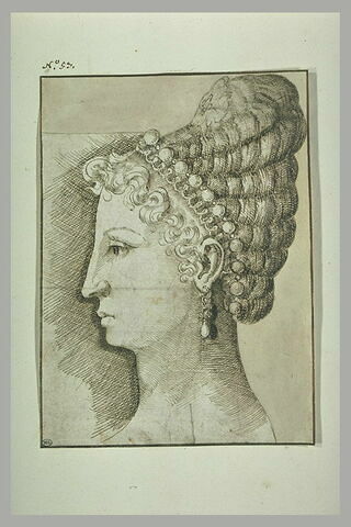 Profil de jeune femme, coiffée avec des perles, d'après l'antique