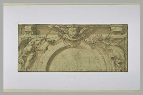 Arc orné de deux anges portant les couronnes et les palmes du martyr, image 2/2