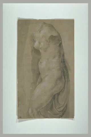 Etude d'une statue de femme nue, sans les bras et sans la tête, image 1/1