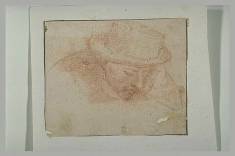 Buste d'un homme portant un chapeau, penché en avant, yeux fermés, image 1/1