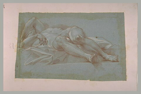 Homme nu, couché sur le dos et endormi, en raccourci, image 1/1