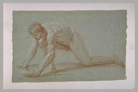 Un homme nu, un genou en terre, saisissant une pierre ou traçant un sillon