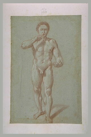 Un homme nu, debout, portant l'index de la main droite sur la bouche