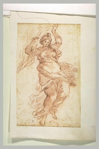 Une femme suspendue dans les airs, les bras levés, image 2/2