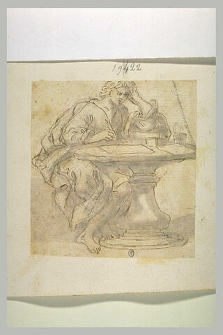 Jeune homme assis à un pupitre, écrivant, image 1/1
