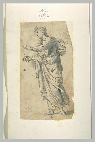 Femme debout, drapée, tournée vers la gauche, bras tendus, image 1/1
