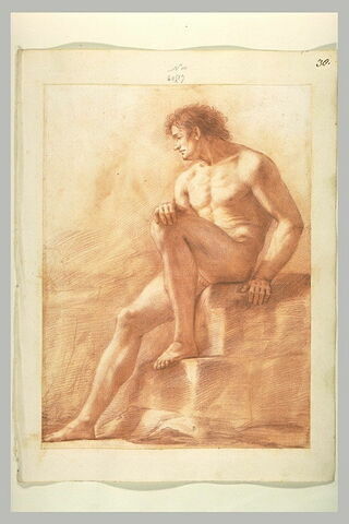 Homme nu, assis sur des pierres, la main droite sur le genou gauche