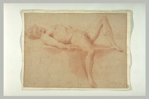 Homme nu, allongé sur le dos, jambe gauche pendante, image 1/1