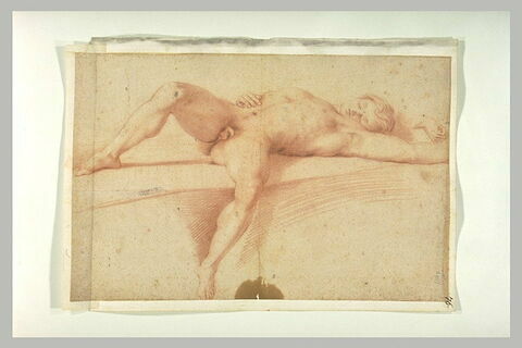 Jeune garçon nu, allongé sur le dos, jambes écartées, image 1/1