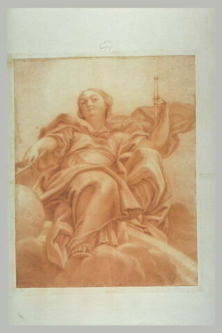Femme assise, vue de face tenant un objet dans chaque main, image 1/1