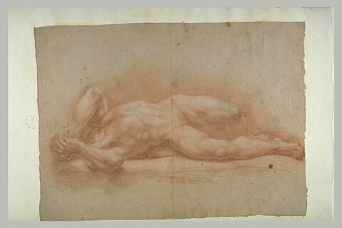 Homme nu, étendu sur le côté, les bras ramenés vers son visage, image 1/1