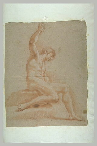 Homme nu, assis, de profil, bras droit levé, image 1/1