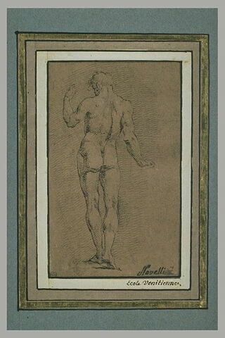 Homme nu, debout, de dos, levant le bras gauche, image 1/1
