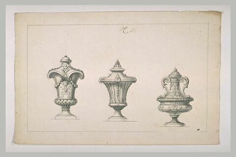 Trois vases décoratifs