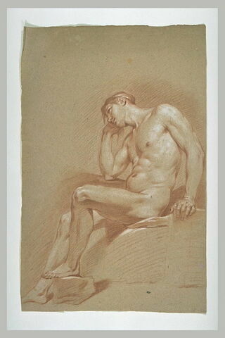 Homme nu, assis, de profil à gauche, image 1/1