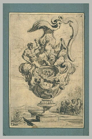 Vase orné de deux figures de satyres, placé sur un piedestal dans un jardin, image 1/1