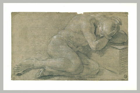 Homme nu, coiffé d'un casque, dormant sur une pierre
