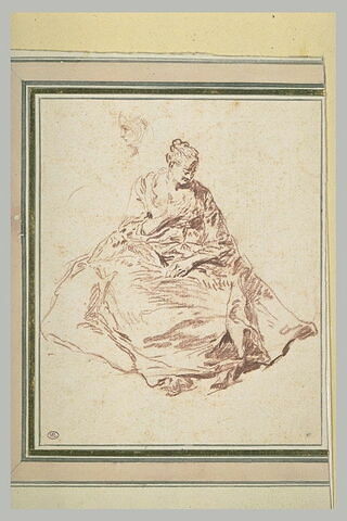 Une femme vêtue d'une ample robe, assise, et visage de profil, image 2/2
