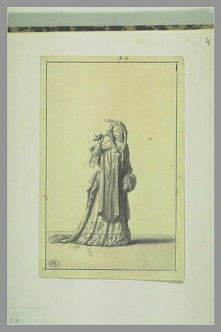 Femme écartant sa coiffe avec un éventail, les épaules couvertes..., image 2/2