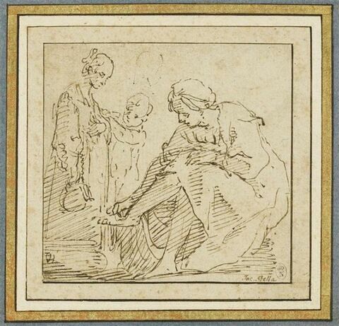 Une femme assise se lave un pied devant une autre femme et un enfant