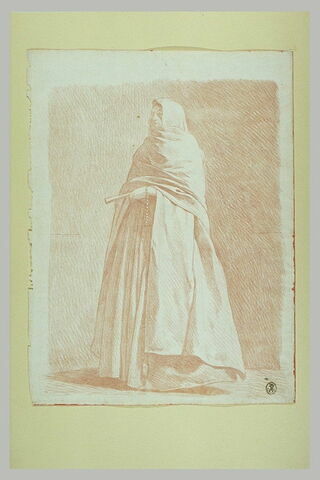 Femme voilée debout, tenant un rosaire, image 2/2