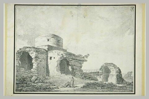 Ruines d'un monument carré, d'une abside ruinée et un acqueduc